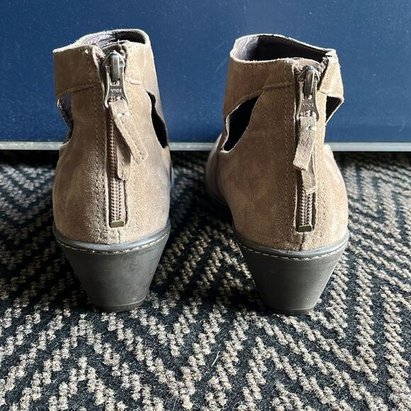 Dansko Bonita Suede Cut Out Ankle Boots Women's Size 40 - Picture 2 of 4